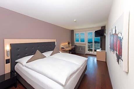 Panorama Room Mountain and Lake View