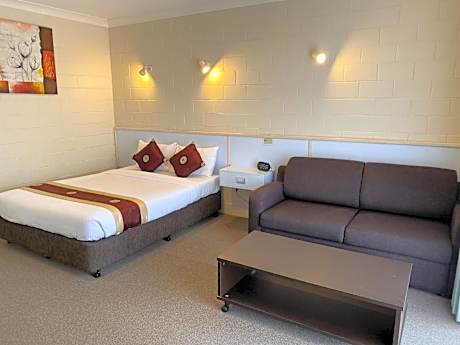 Deluxe Queen Suite