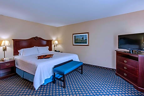 King Room with King Bed - Non-Smoking