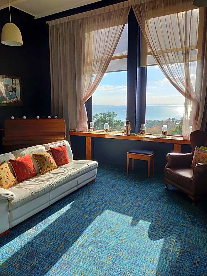 Te Aputa Lodge formally La Casa Te Puru Lodge