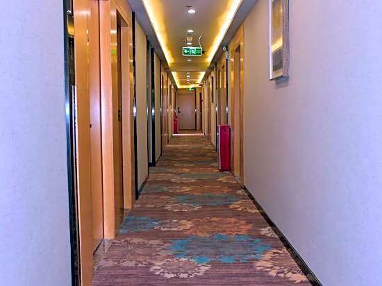 Guangzhou Longjin Hotel (Ximenkou Subway Station, Shangxiajiu Pedestrian Street)