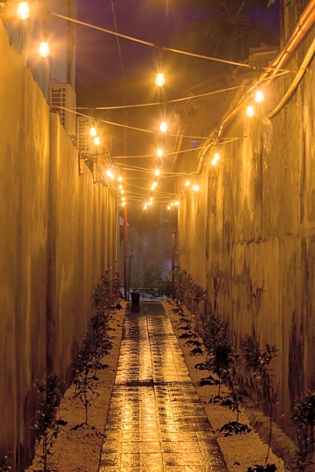 ALONA BEACH SIDE INN