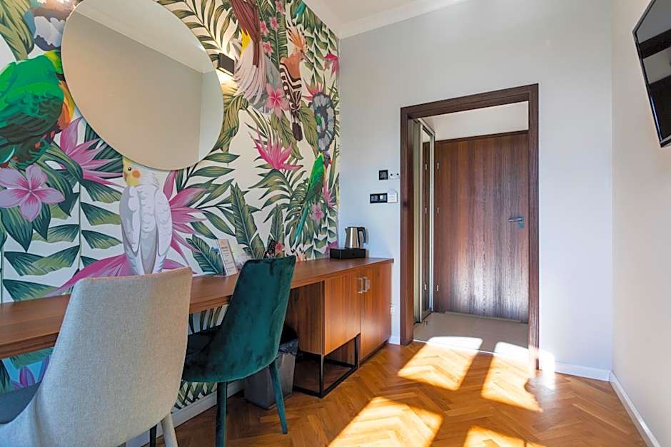 Forrest Apartments & Hostel