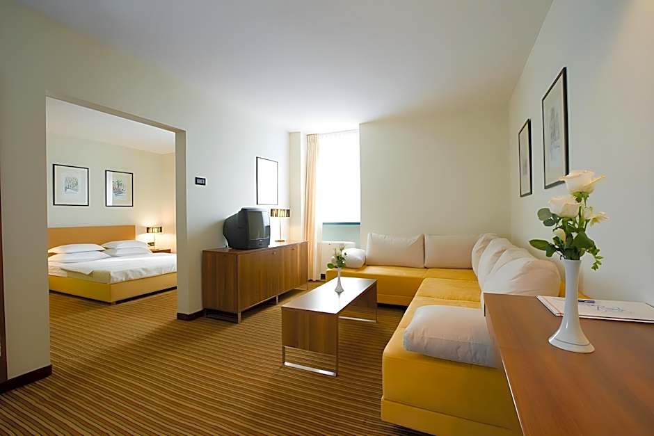 Photo 1 of 4 of Suite