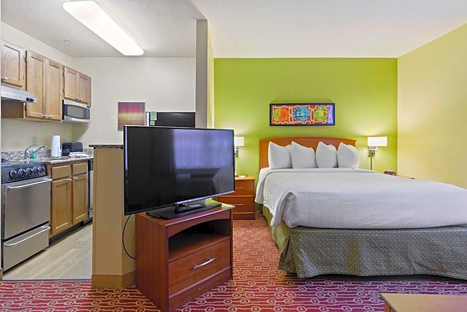 Photo 1 of 14 of Deluxe Studio 1 Queen Bed