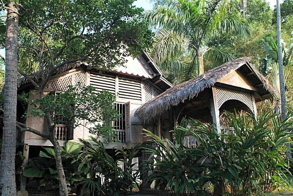 Bon Ton Antique Wooden Villas