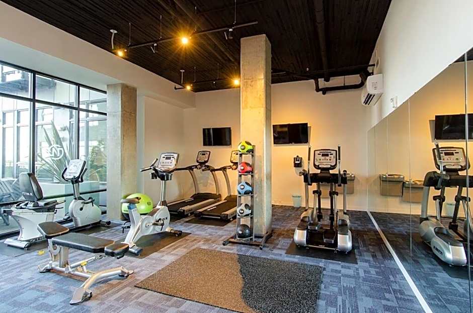 Paid Garage Parking- King Bed-balcony Wd 55" Tv