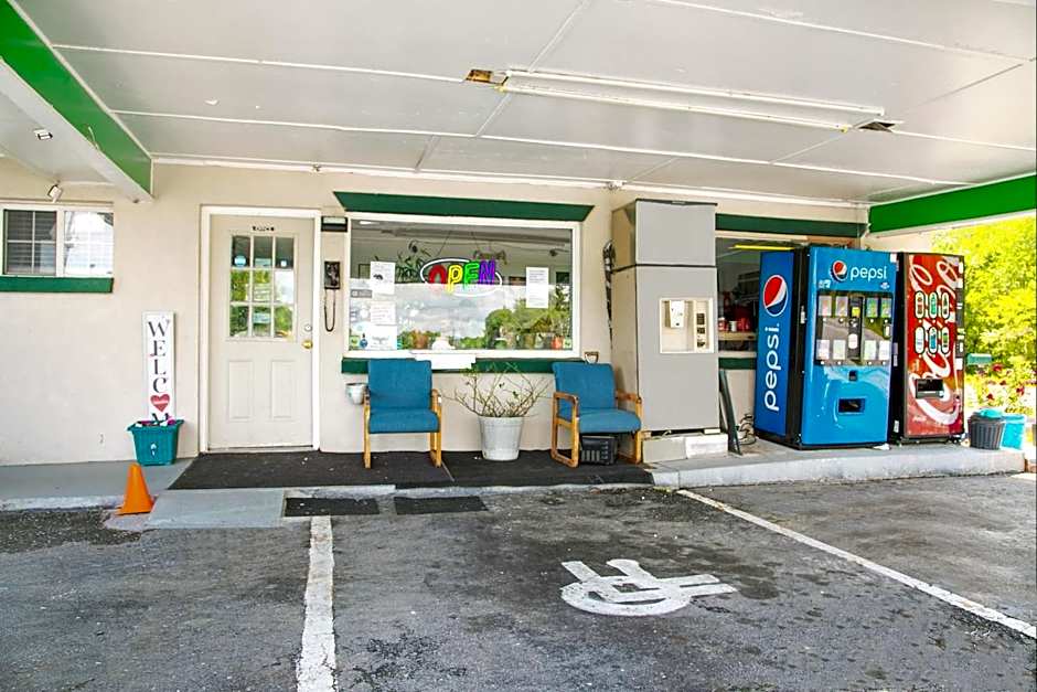 OYO Hotel Calhoun, GA I-75