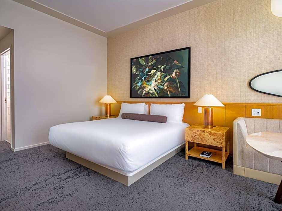Photo 1 of 4 of Deluxe 1 King Bed