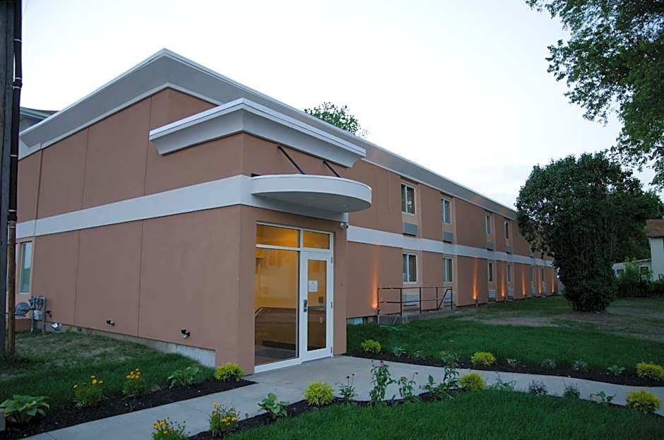 Aashram Hotel by Niagara River