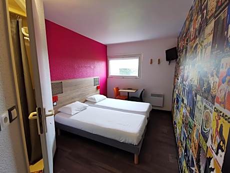 Cabrio Twin Room with Bathroom