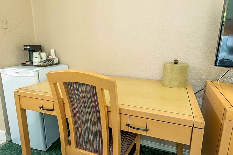 Howard Johnson by Wyndham Downtown Kamloops