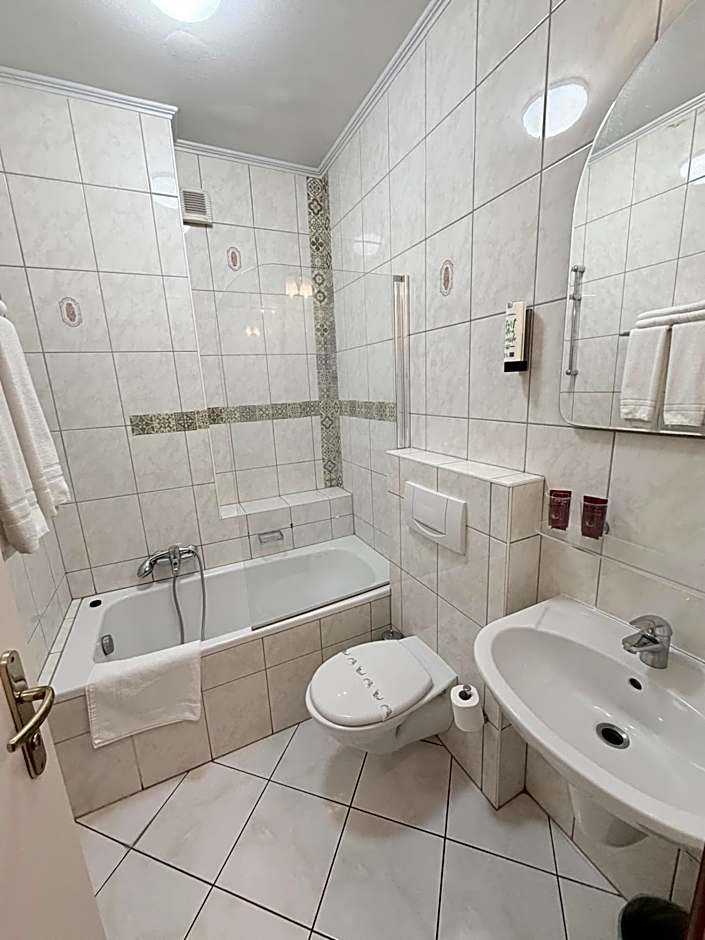 Yasha Hotel