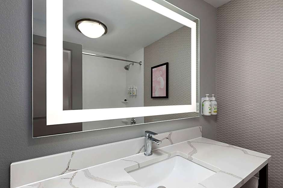 La Quinta Inn & Suites by Wyndham Knoxville Central Papermill