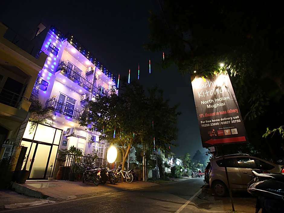 Super OYO Townhouse 702 Kachnar House Vikas Nagar – Lucknow, 
