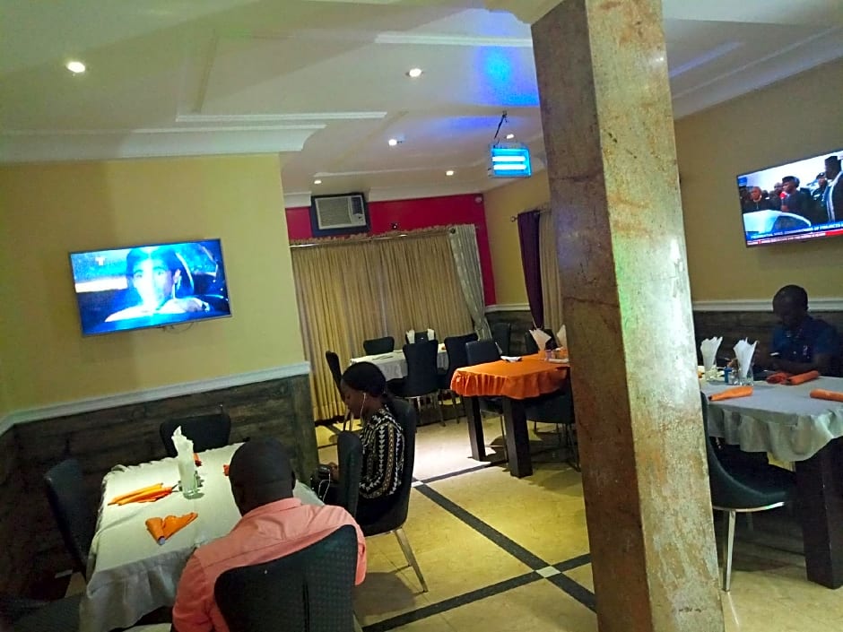 Wise Penny Suites and Spa