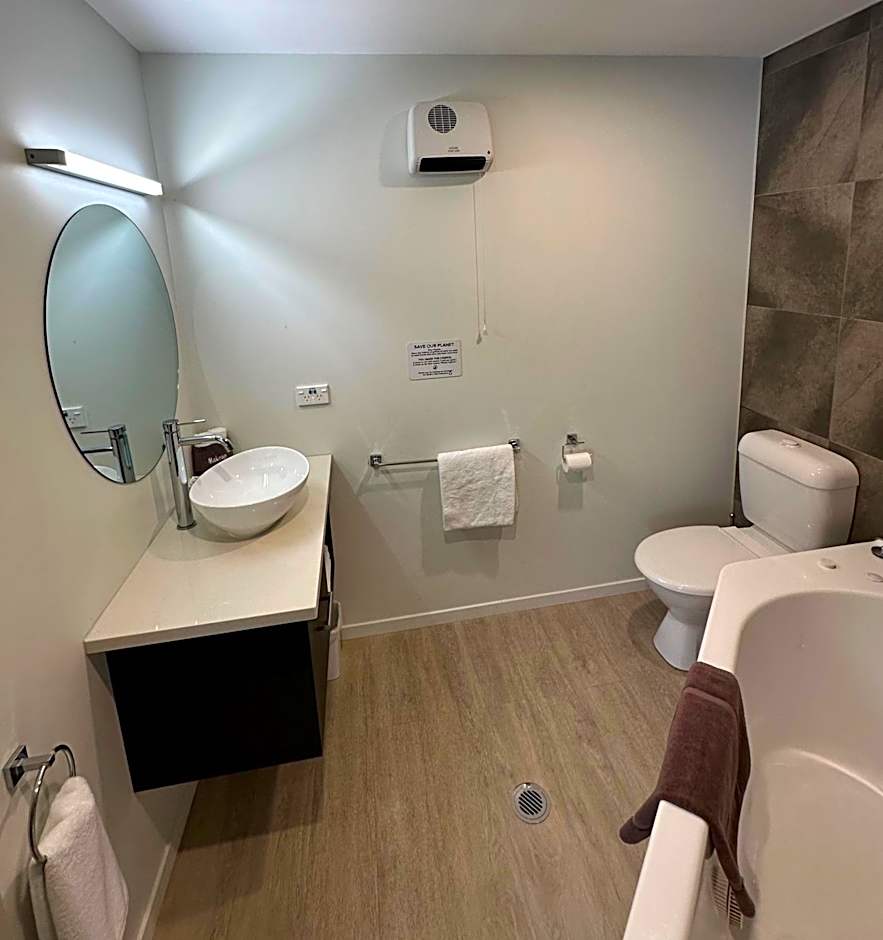 Baycourt Lakefront Motel