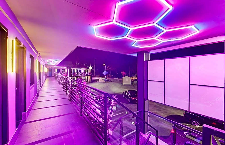 Hotel OPUS Bronx Near Bay Plaza Mall