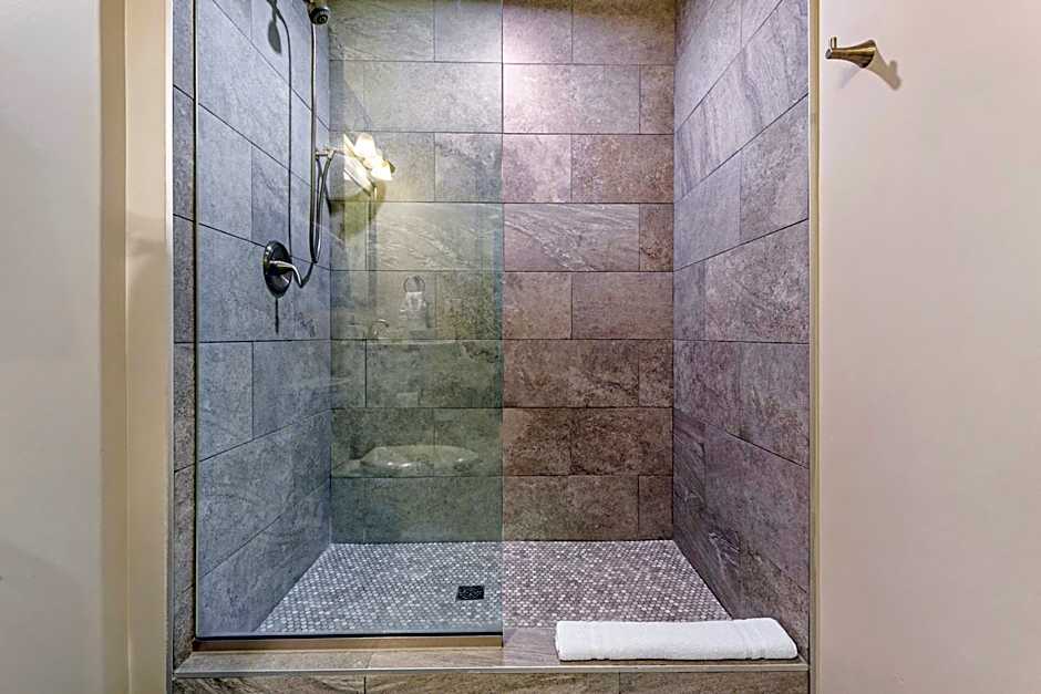 Spacious 4BR Luxury Condo Steps to French Quarter