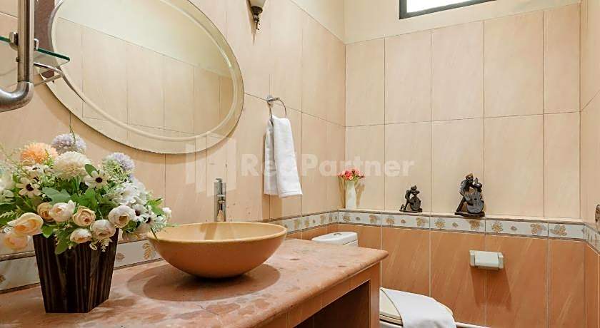 SR Residence near Mall Ciputra Cibubur Mitra RedDoorz