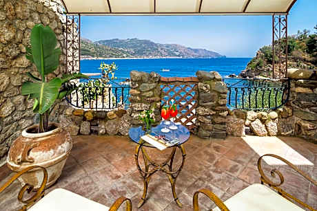 Deluxe Triple Room with Sea View