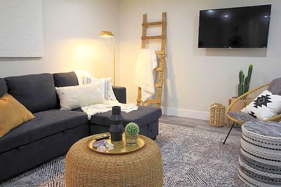 Executive Bsmt Suite, King Bed, 5 min to DT & Whyte Ave, Sleeps 6!