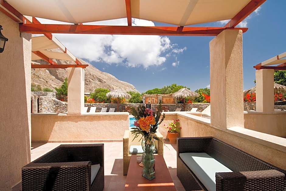 Birds Villa Apartments with Heated Pool - Including Car and Breakfast