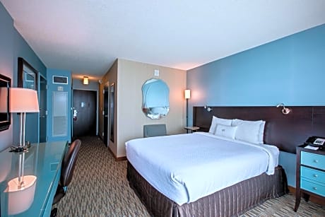 Queen Room with Hearing Mobility Accessible Tub - Non-Smoking