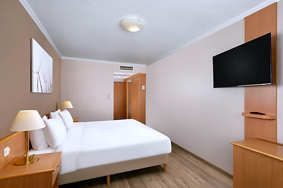 Photo 1 of 4 of Double Room