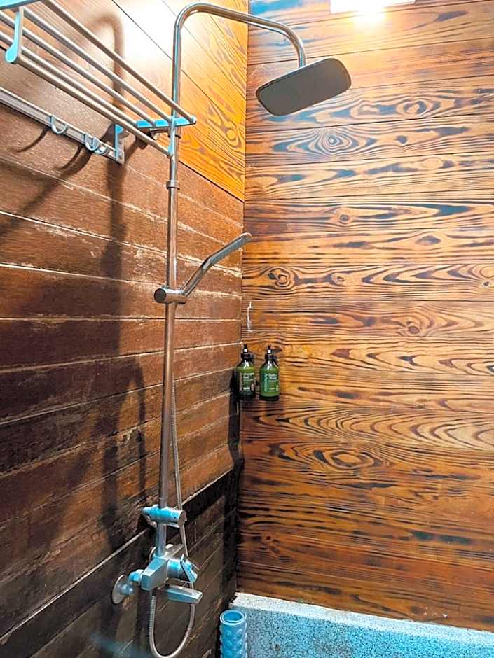 Yue Lake Backpackers