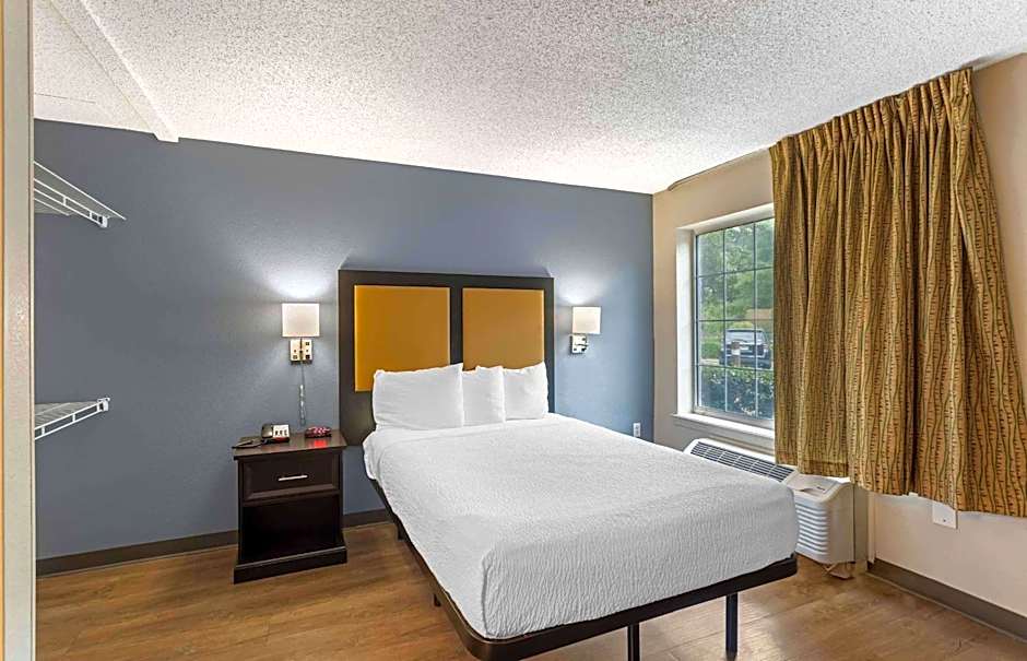 Photo 1 of 6 of 1 Queen Bed