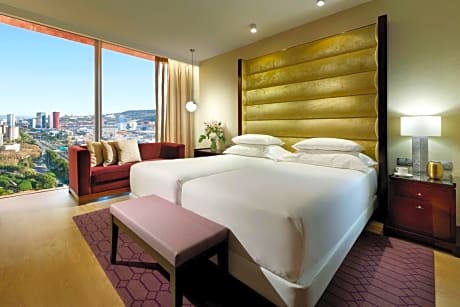 Deluxe Twin Room with City View - High Floor