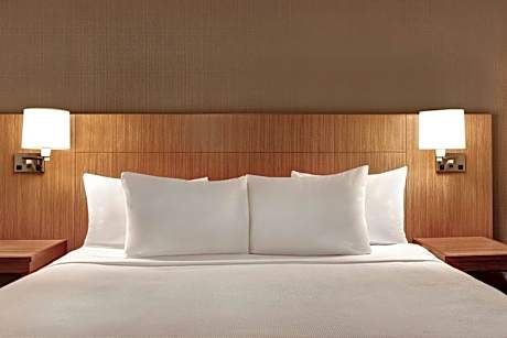 Queen Room with Corner Nook