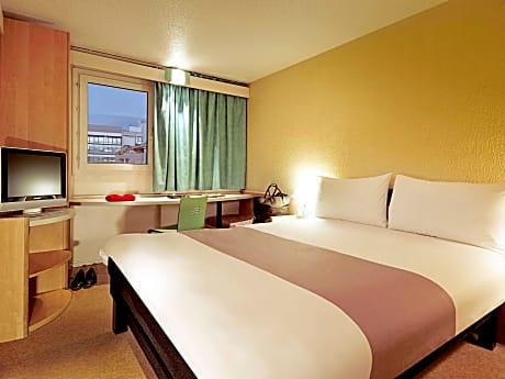 Room with 1 double bed equipped with the new bedding