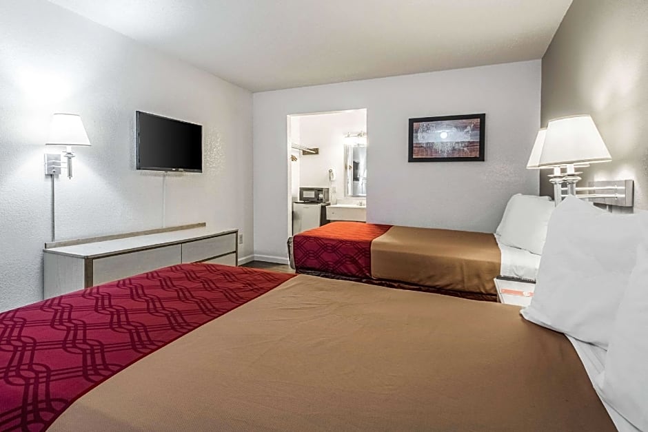 Econo Lodge Airport I-35 North