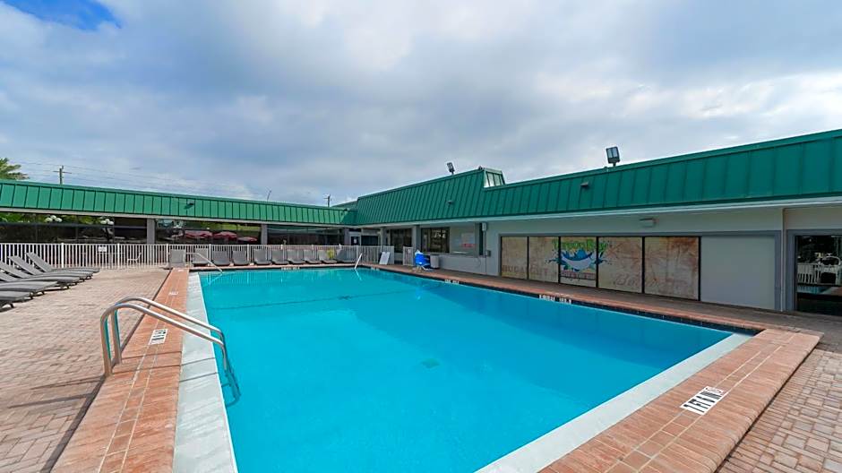 Heated Pool, Huge TV, Waterfront Tiki Bar & Grill, Close to Beaches