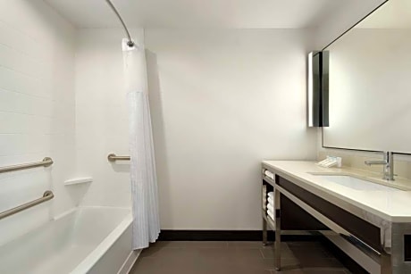 2 Queen Mobility/Hearing Accessible W/Bathtub