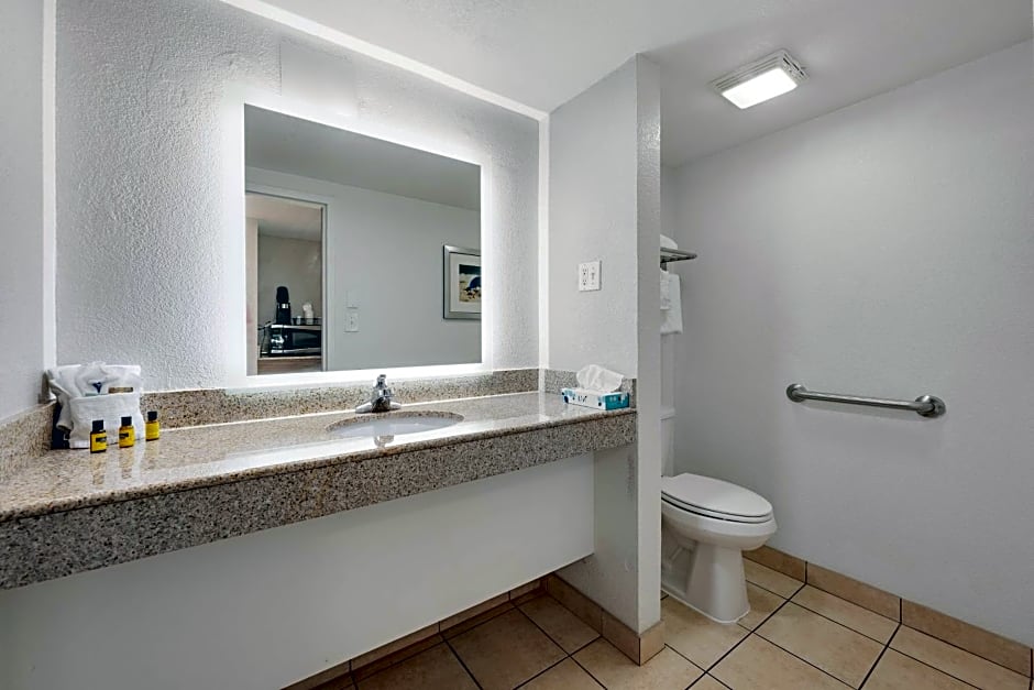 Best Western Plus Holiday Sands Inn & Suites