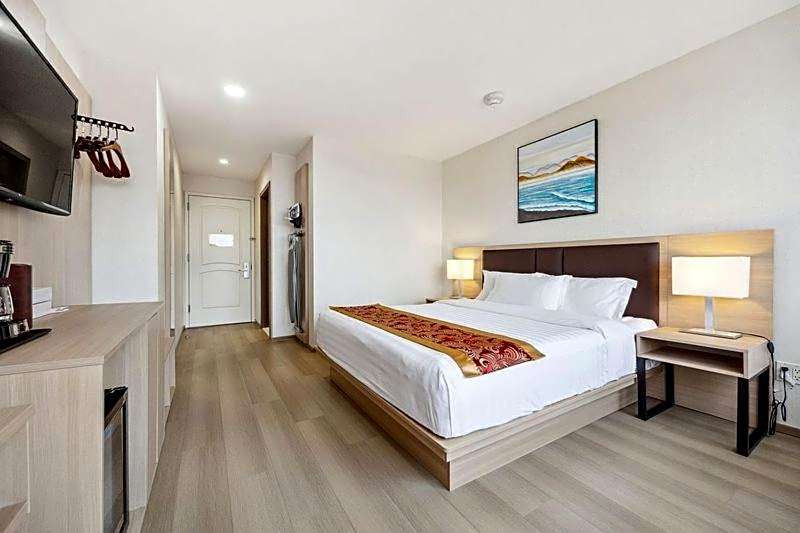 Photo 1 of 5 of 1 King Bed, Mobility Accessible, Grab Bars, Bathtub