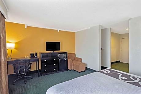 King Room with Bath Tub - Mobility/Hearing Accessible - Non-Smoking