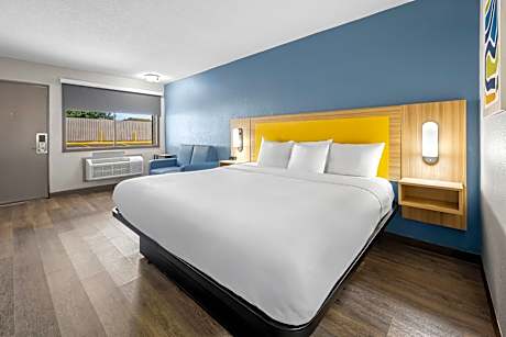 1 King Bed, Smoking
