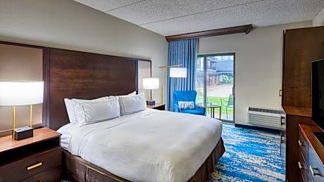 King Room with Roll-in Shower - Mobility and Hearing Accessible/Non-Smoking