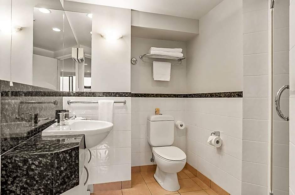 Parkside Hotel & Apartments