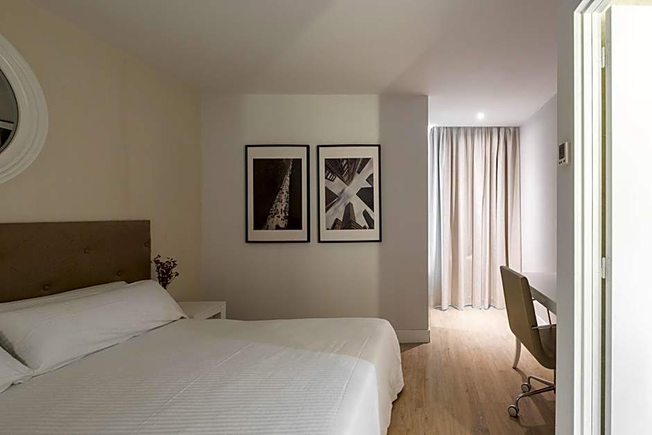 LATROUPE Grand Place Hostel