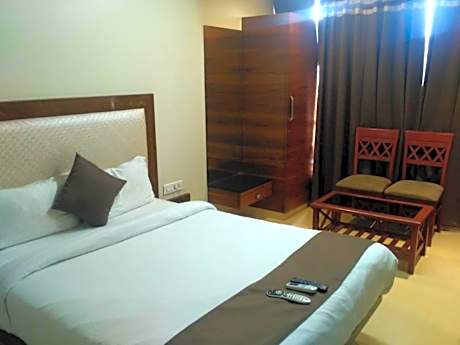 Hotel Maval Grand
