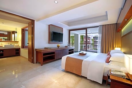 Deluxe Suite Pool View with Spa Bath