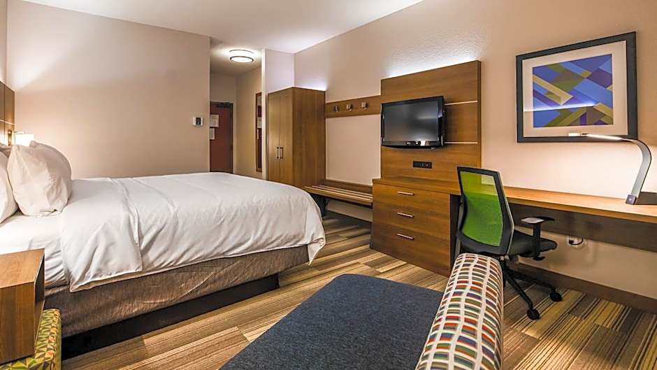 Holiday Inn Express & Suites Detroit - Farmington Hills By IHG
