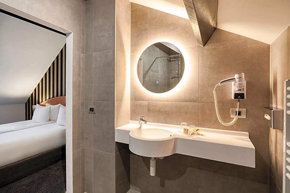 Aris Grand Place Hotel