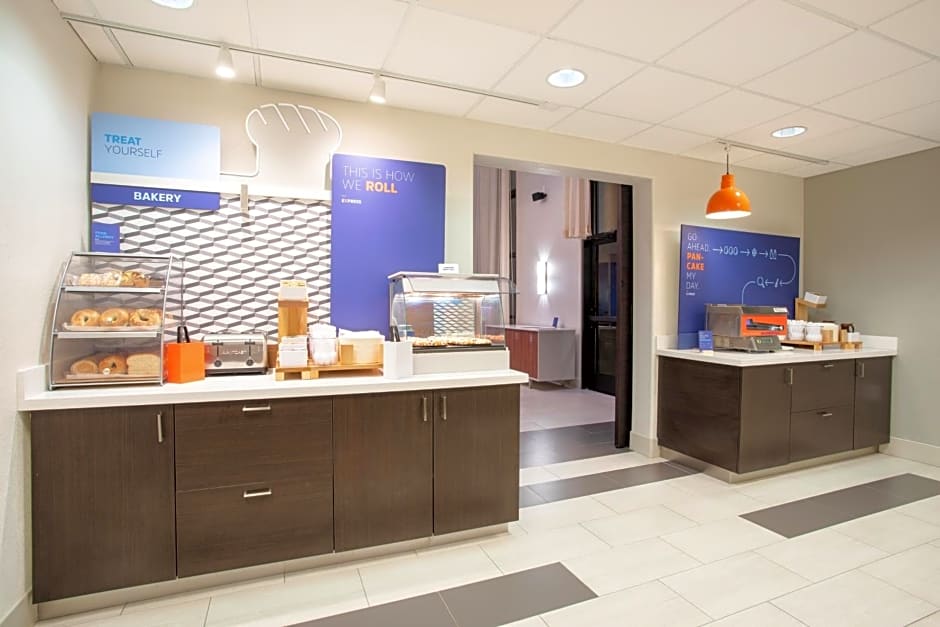 Holiday Inn Express & Suites Phoenix - Glendale Sports Dist By IHG