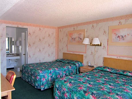 Queen Room with Two Queen Beds - Smoking